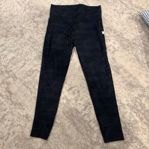 Black camo Vuori Daily Legging Size Large